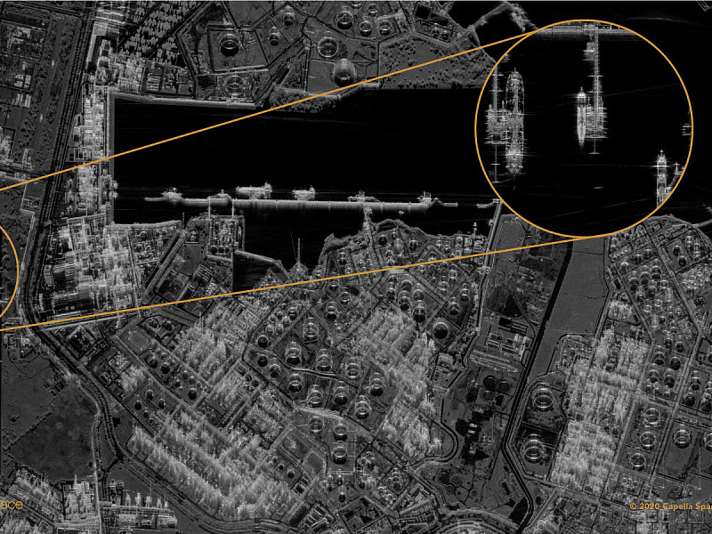 Металлические очистные установки и трубопроводы ярко отражают радиолокационные сигналы на сингапурском химическом заводе ExxonMobil на острове Джуронг. Увеличенные изображения с очень высоким разрешением показывают зернистые черты нефтяного танкера