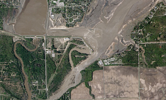 Плотина Эденвилл после прорыва, днём 20 мая 2020 года. Снимок со спутника SkySat © 2020, Planet Labs Inc.